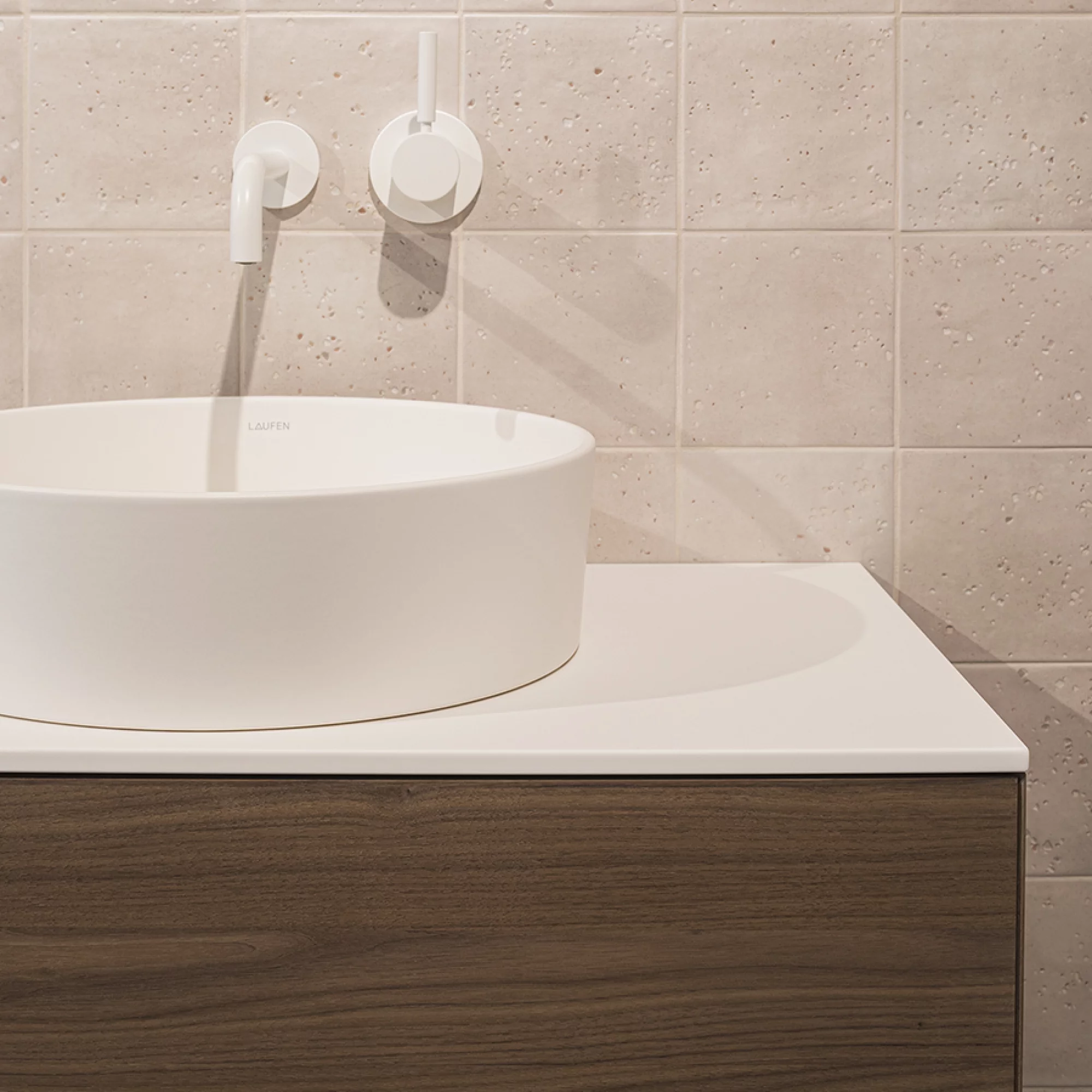 Warm notenhout en verfijnd mat wit