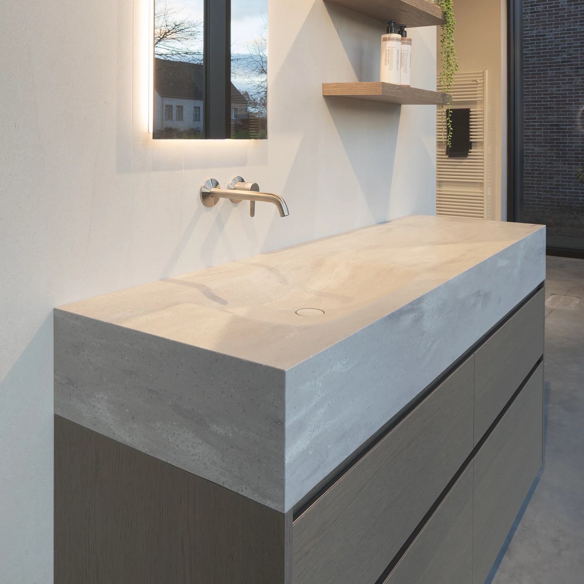 Badkamermeubel met warme accenten