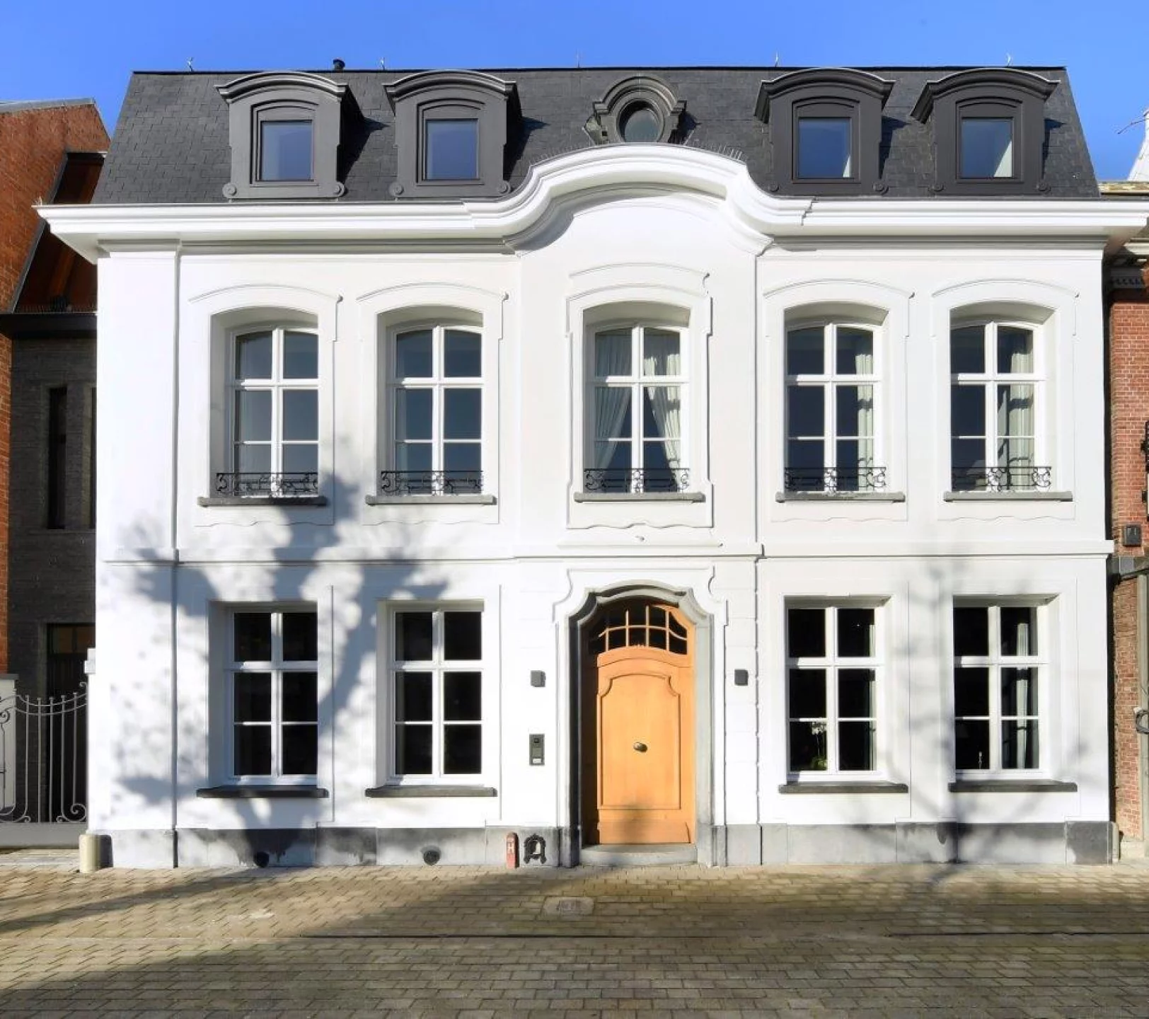 Luxe en vakmanschap in gerenoveerd herenhuis met vier badkamers in Hoogstraten