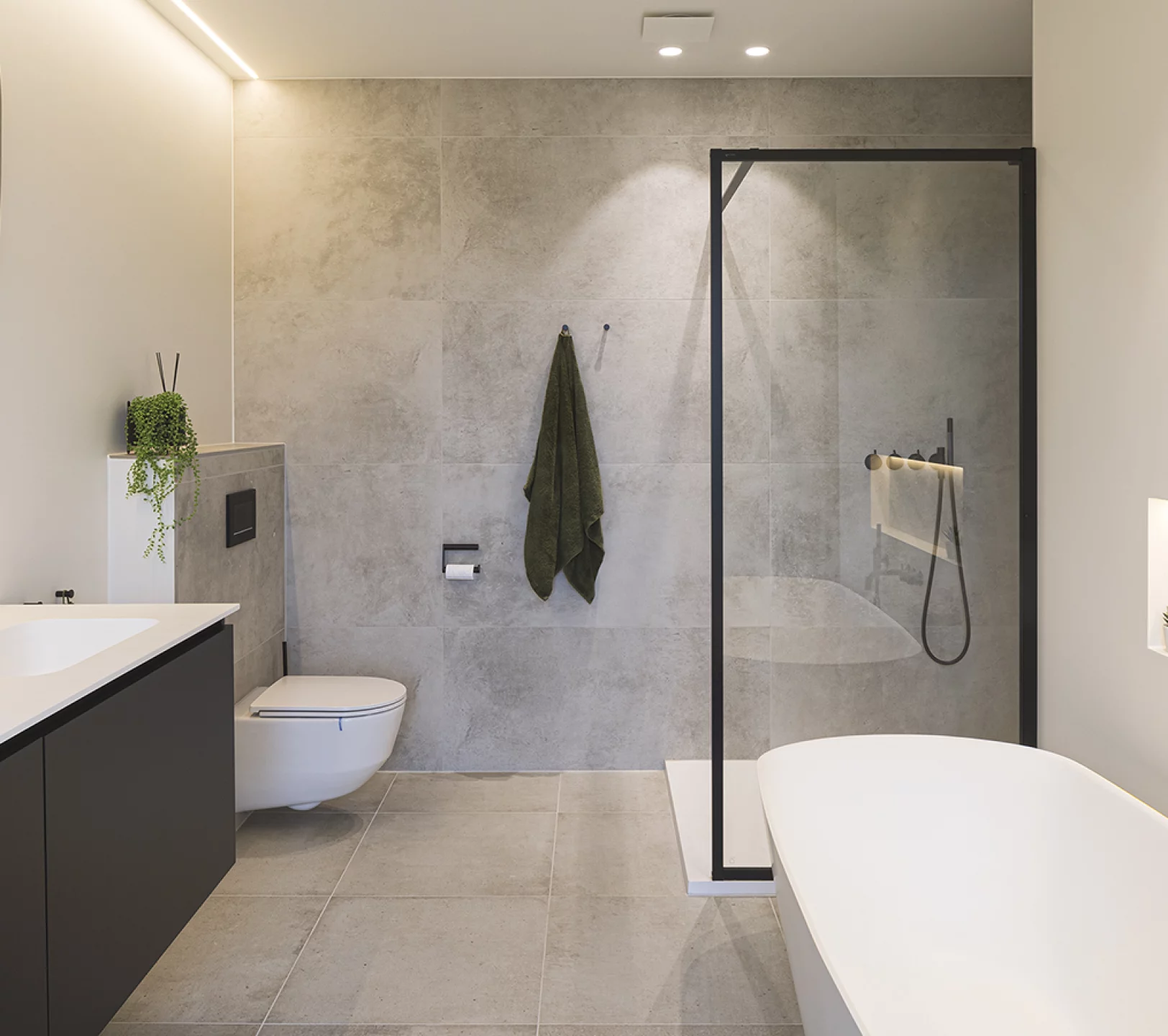 Strakke zwart-witte badkamer met tijdloze klasse in Hoogstraten