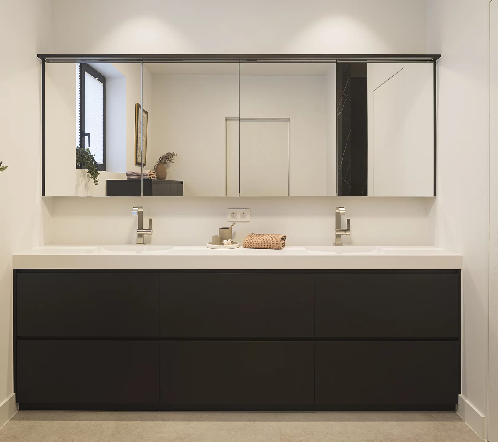 Tijdloos maatwerk in twee badkamers en gastentoilet in nieuwbouw woning te Hoogstraten