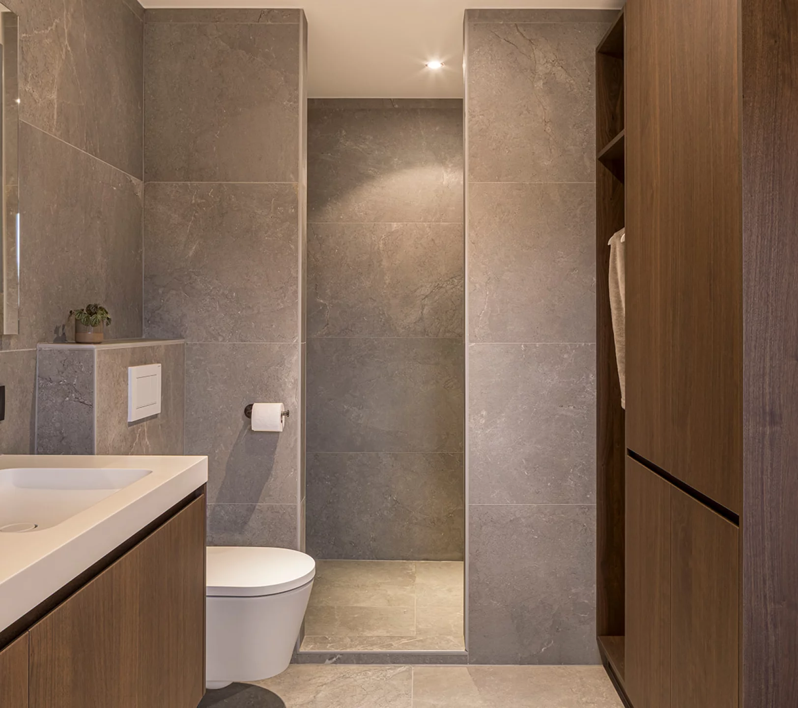 Warme en luxueuze badkamer in prachtige woning in Brasschaat