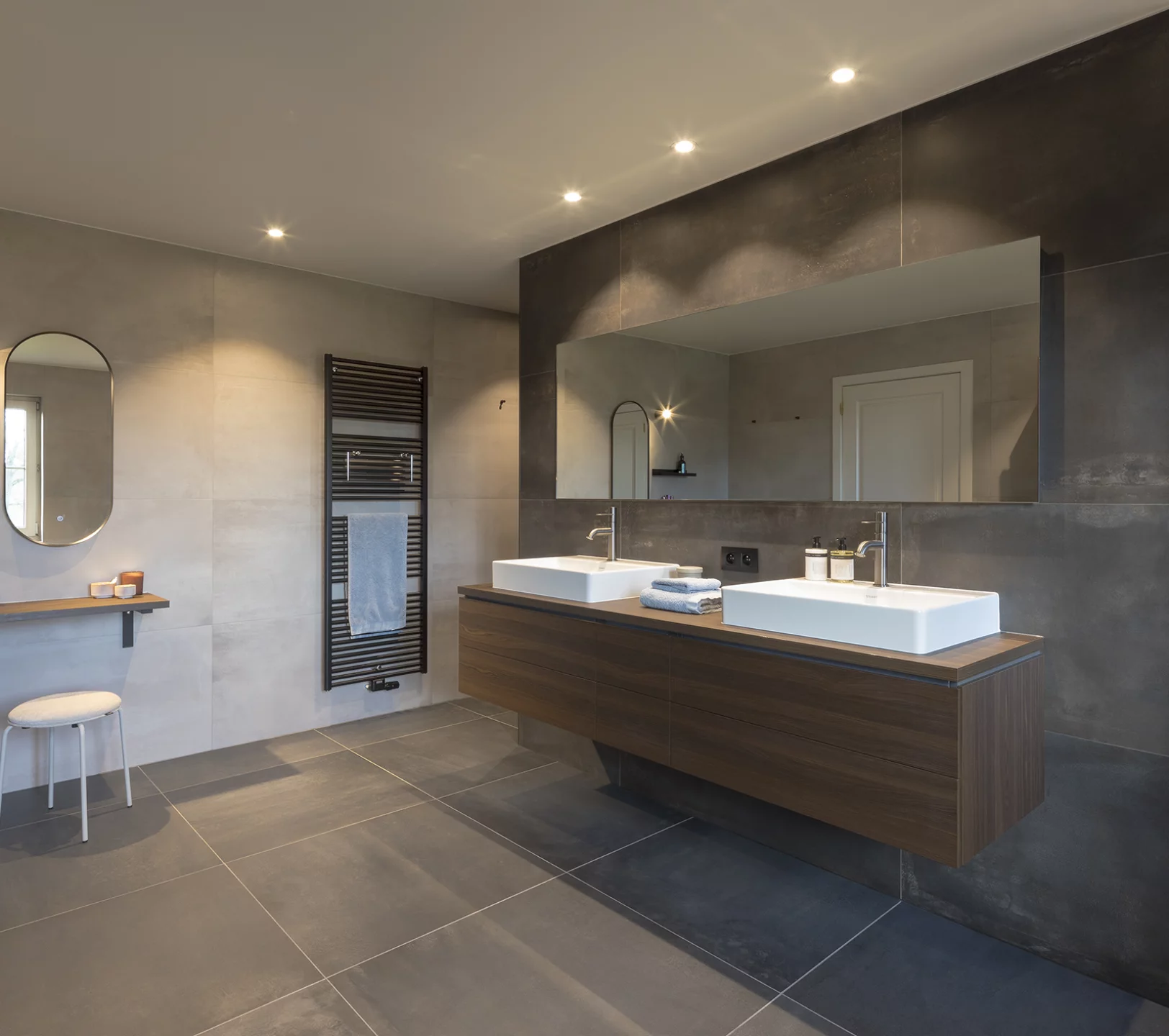 Hotel-chique badkamerrenovatie met notenhout in Minderhout