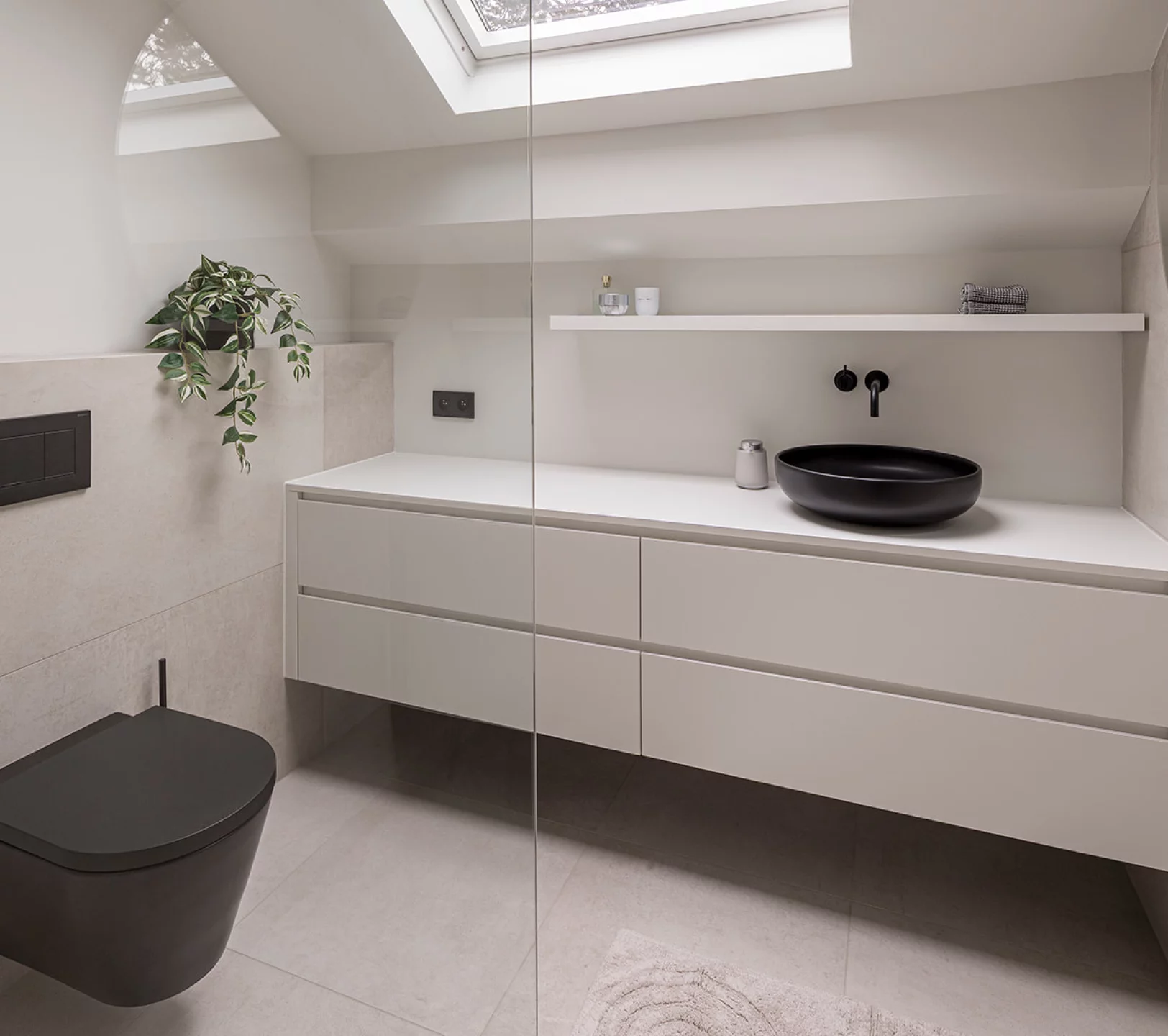 Renovatie gastenbadkamer in in strak zwart-wit te Wijnegem