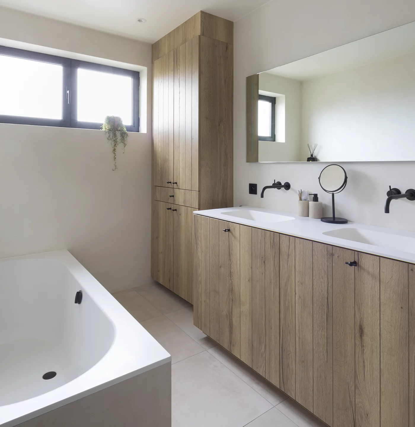 Tijdloze badkamer met witte wanden en zwart designkraanwerk in Meer