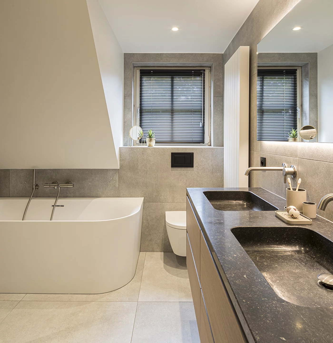 Lichte badkamerrenovatie met natuurlijke materialen en karakter in Meer