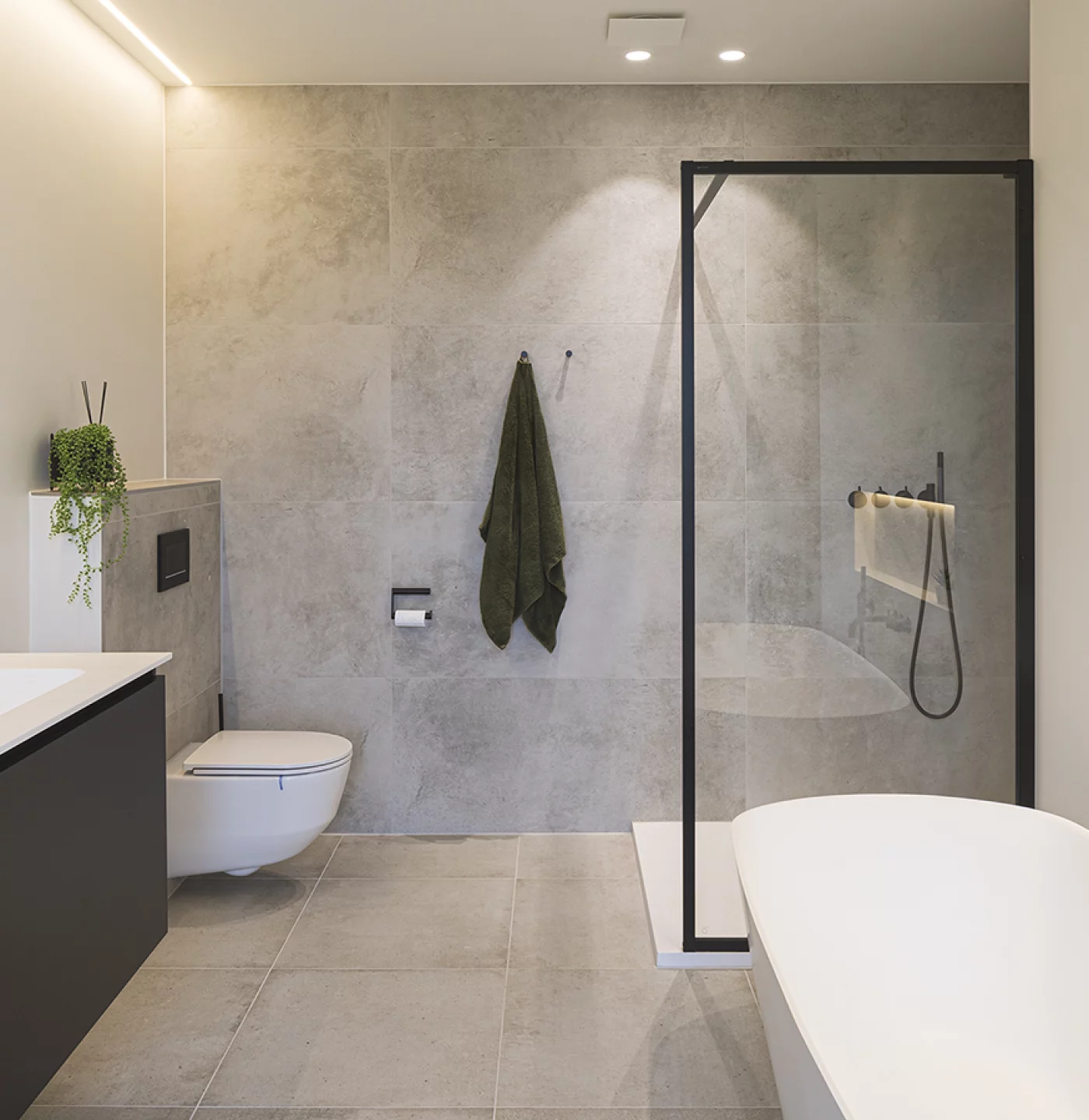 Strakke zwart-witte badkamer met tijdloze klasse in Hoogstraten