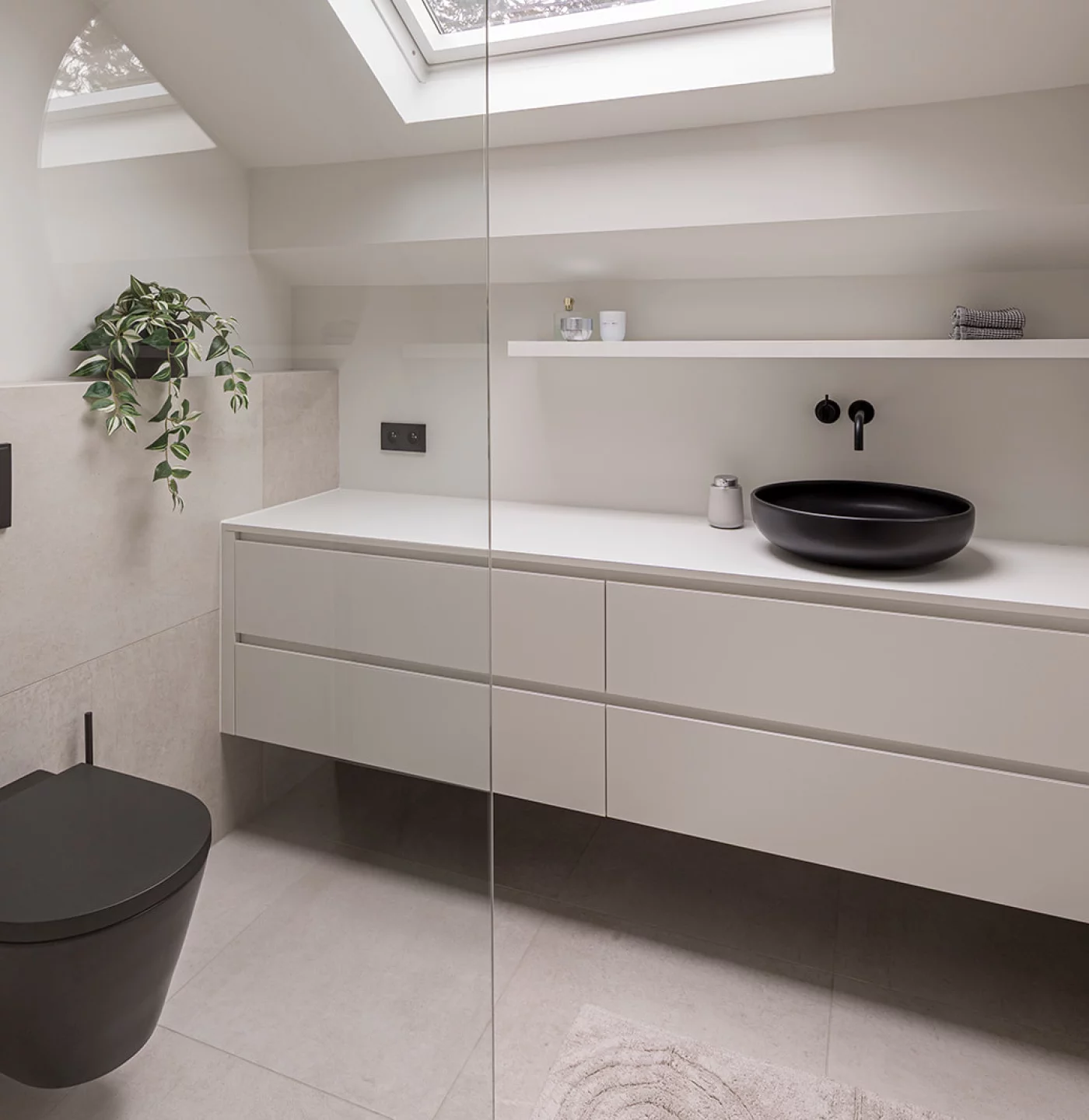 Renovatie gastenbadkamer in in strak zwart-wit te Wijnegem