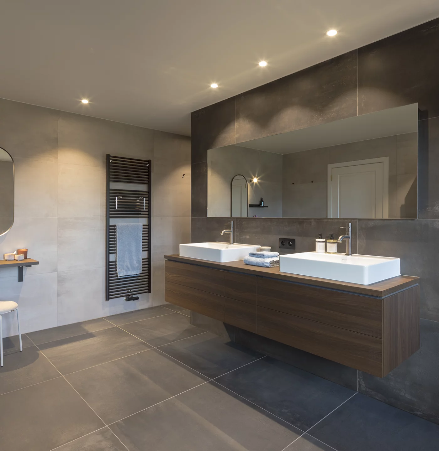 Hotel-chique badkamerrenovatie met notenhout in Minderhout