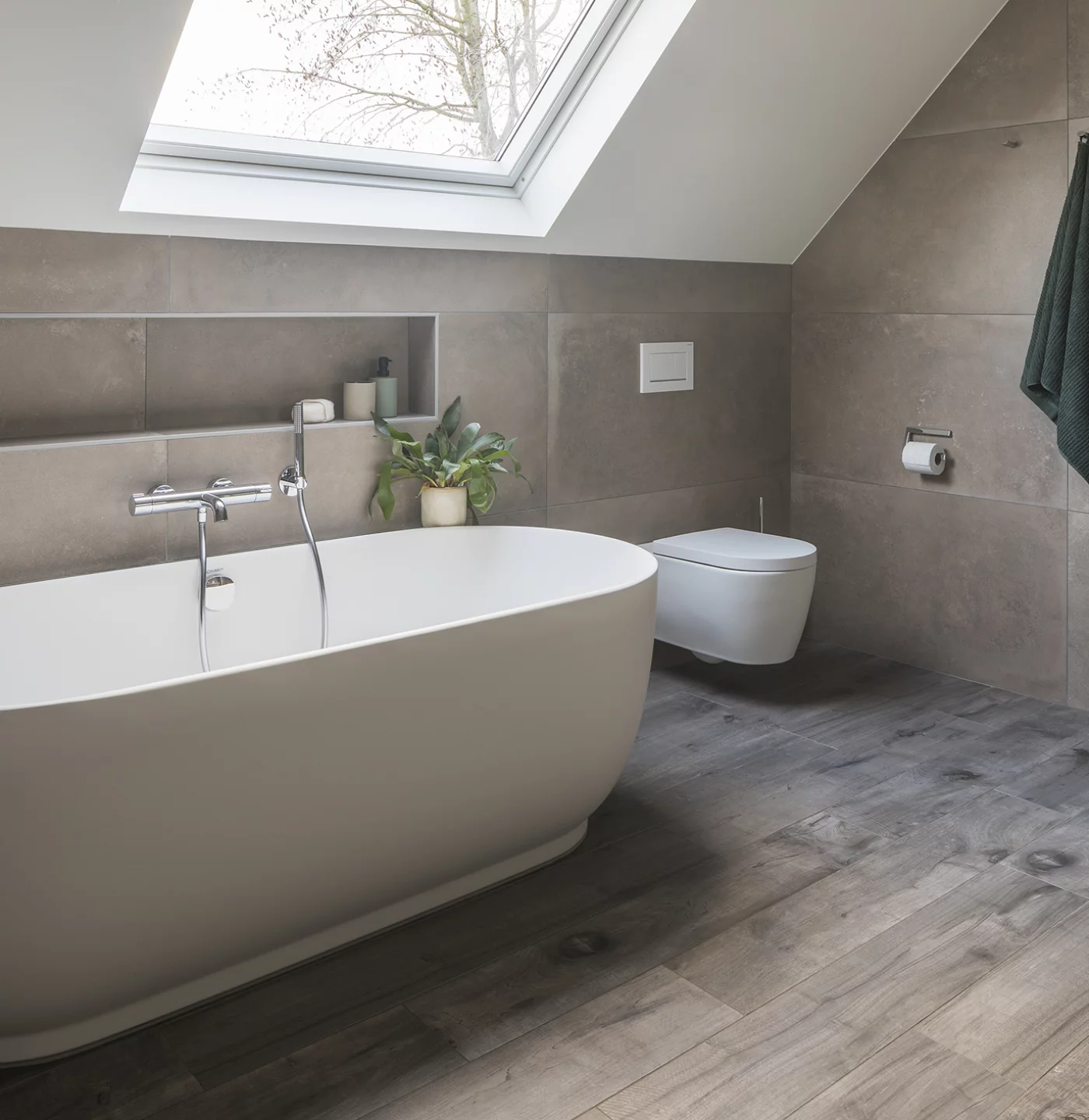 Badkamerrenovatie met ligbad, ruime douche en warme uitstraling in Minderhout