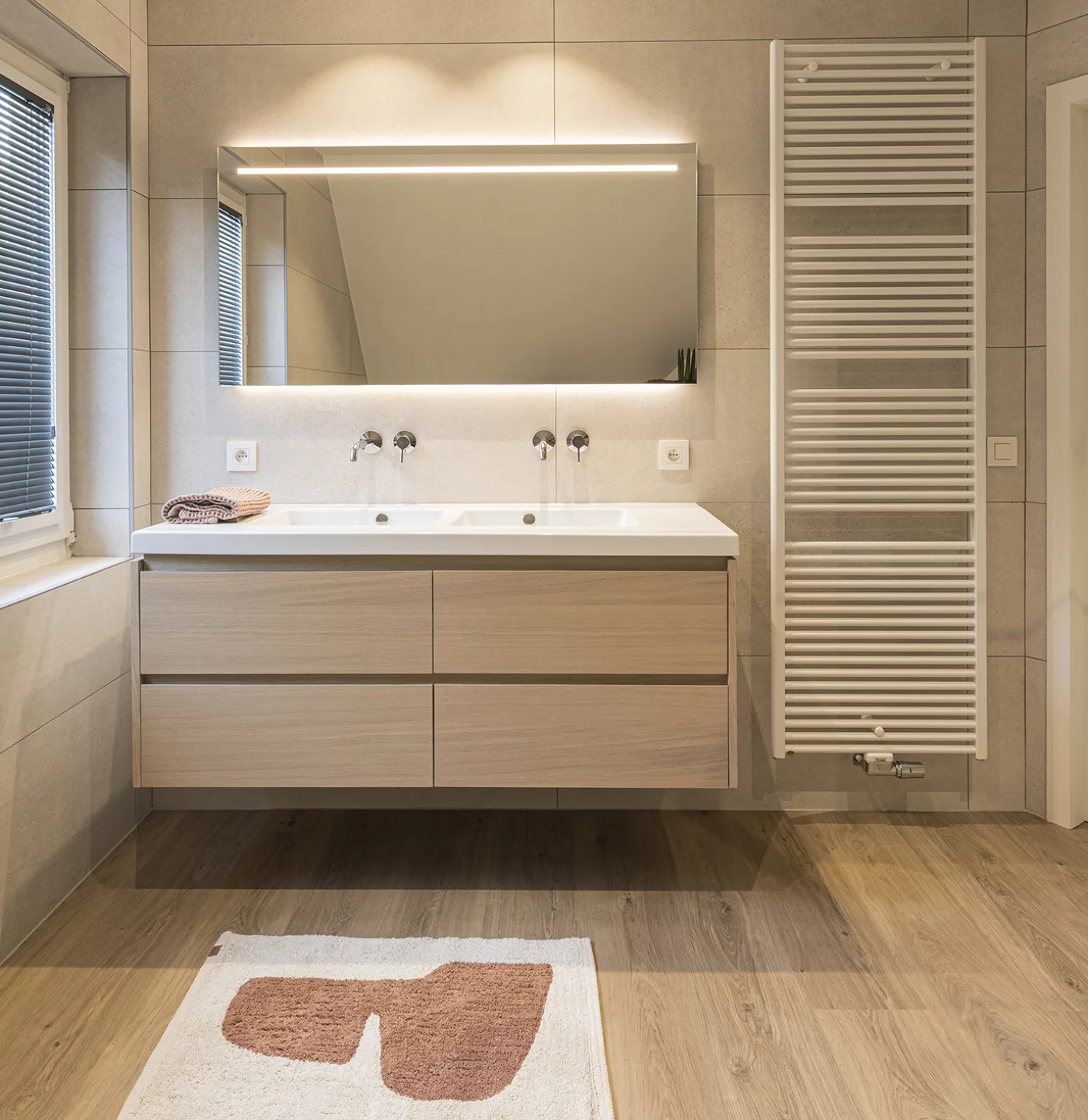 Slim ontworpen badkamer met warme sfeer en vernieuwd gastentoilet in Meer