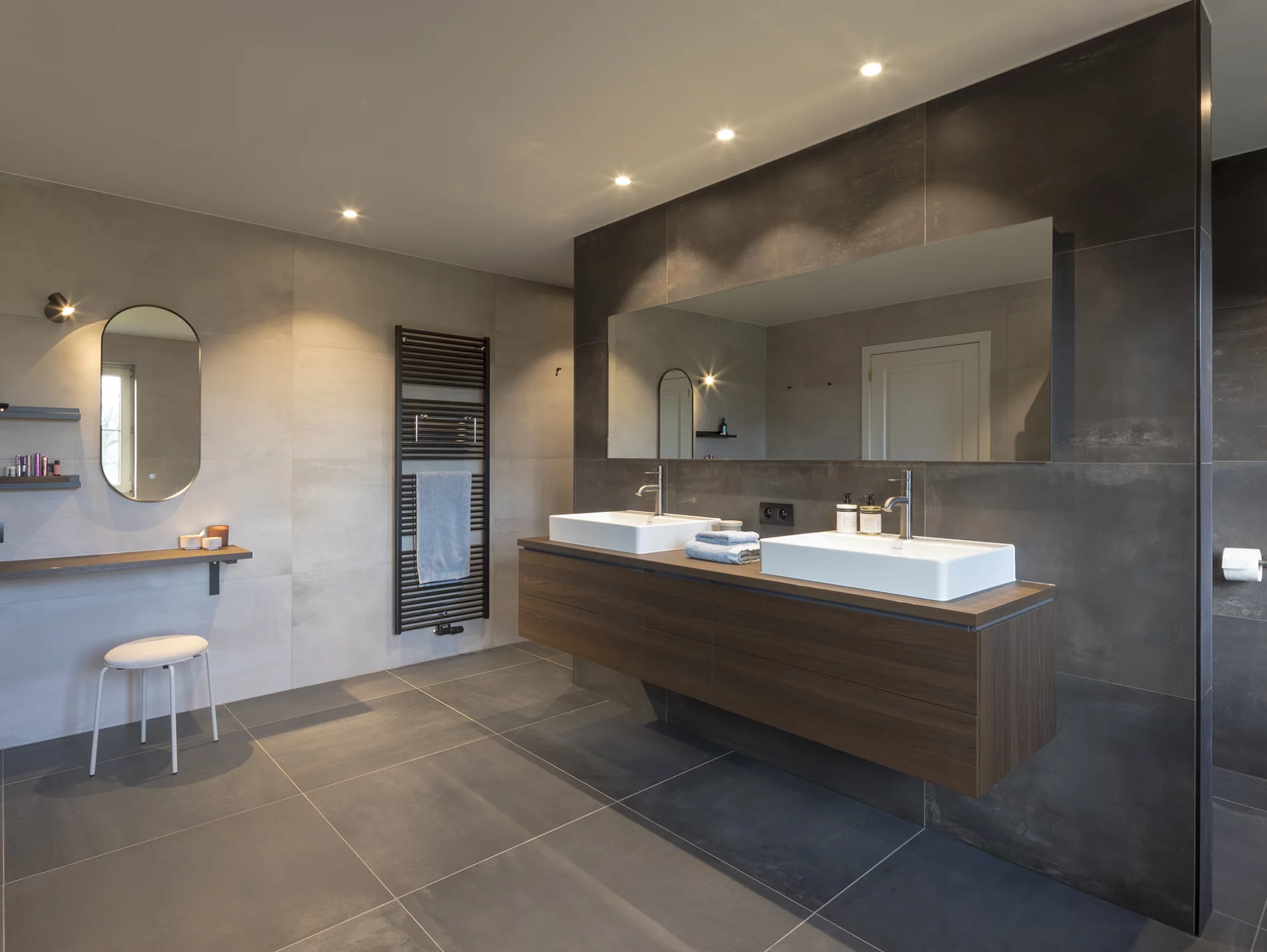 Hotel-chique badkamerrenovatie met notenhout in Minderhout