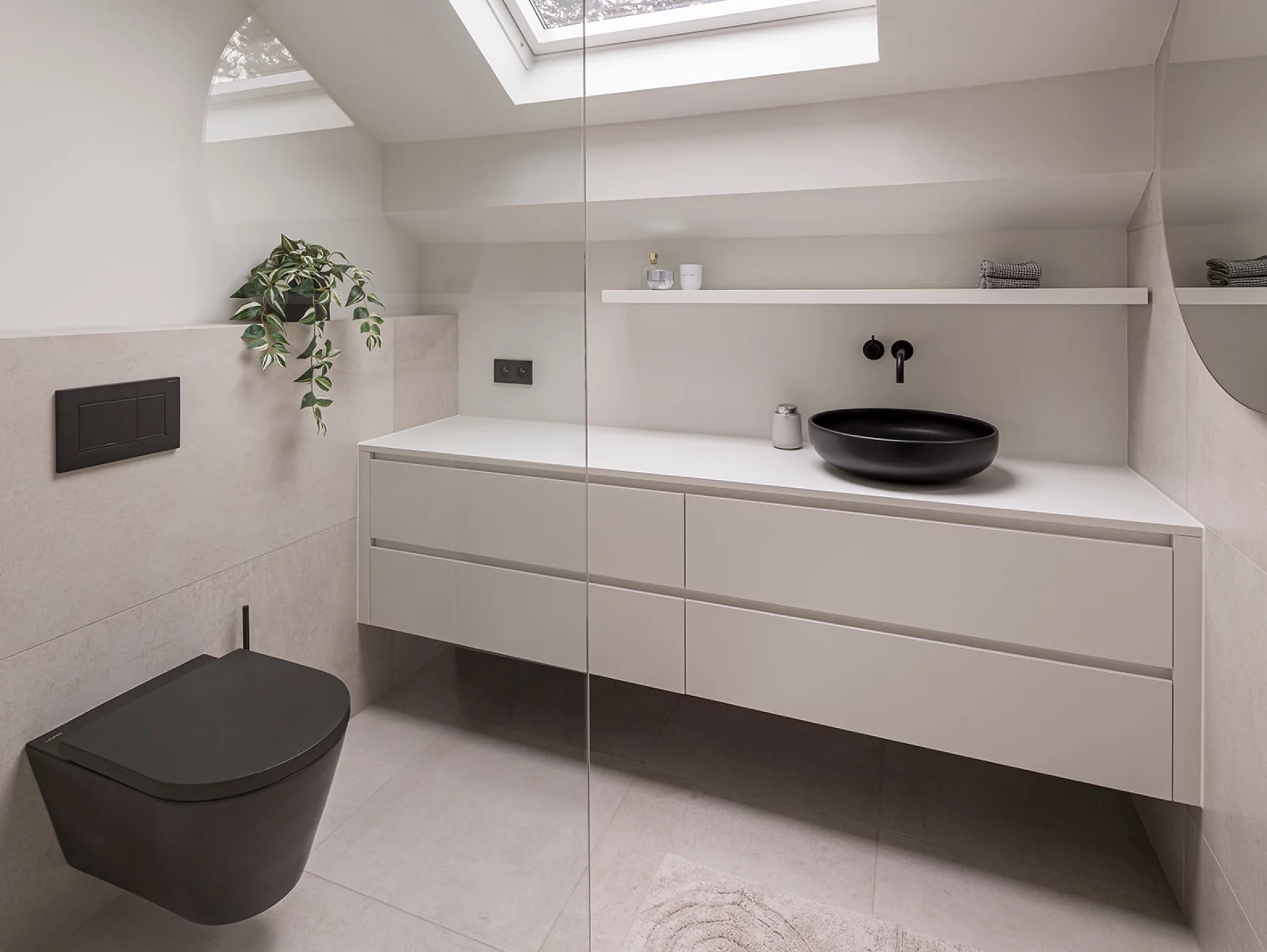 Renovatie gastenbadkamer in in strak zwart-wit te Wijnegem