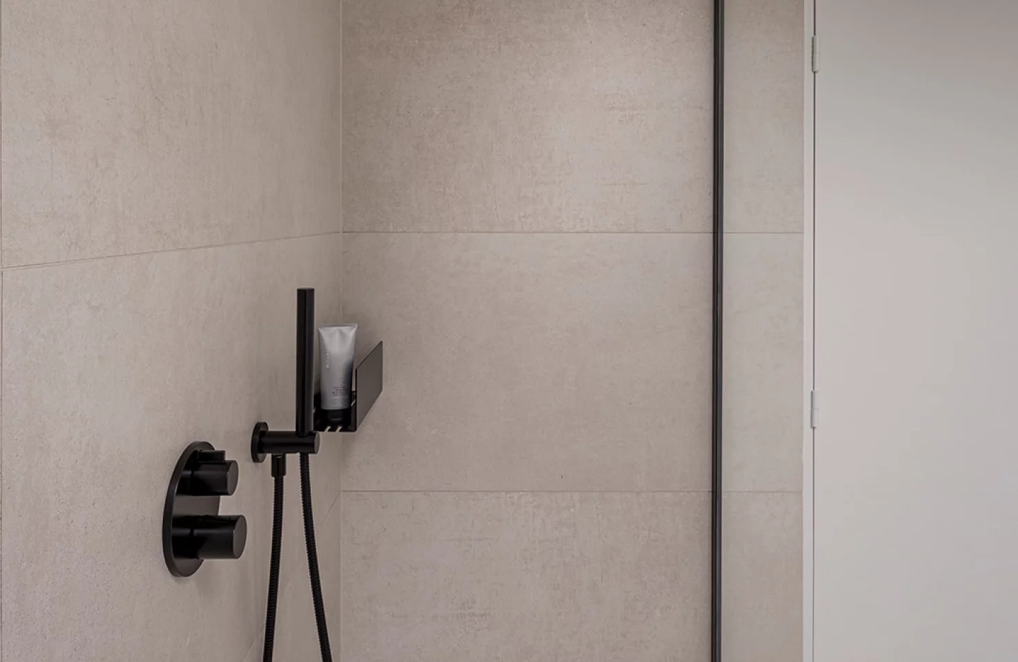 Renovatie gastenbadkamer in in strak zwart-wit te Wijnegem