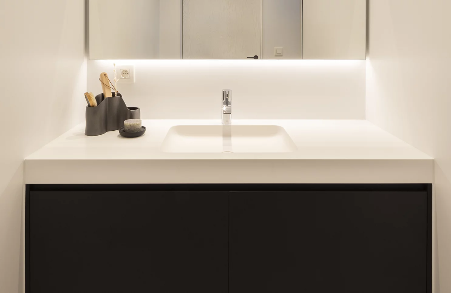 Tijdloos maatwerk in twee badkamers en gastentoilet in nieuwbouw woning te Hoogstraten