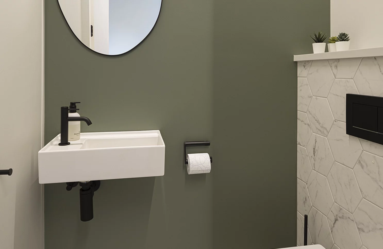 Strakke zwart-witte badkamer met tijdloze klasse in Hoogstraten