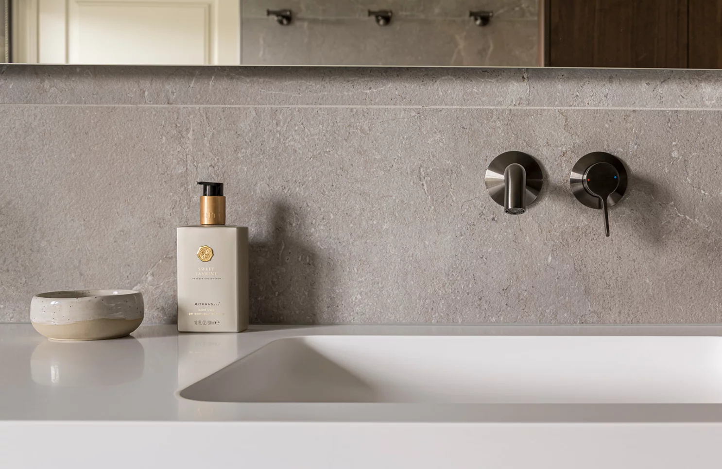 Warme en luxueuze badkamer in prachtige woning in Brasschaat