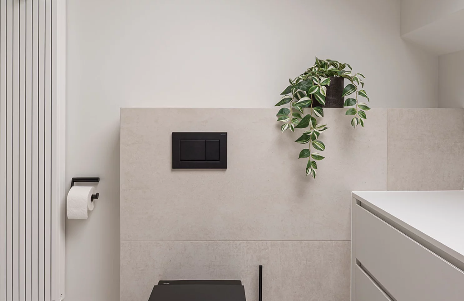 Renovatie gastenbadkamer in in strak zwart-wit te Wijnegem