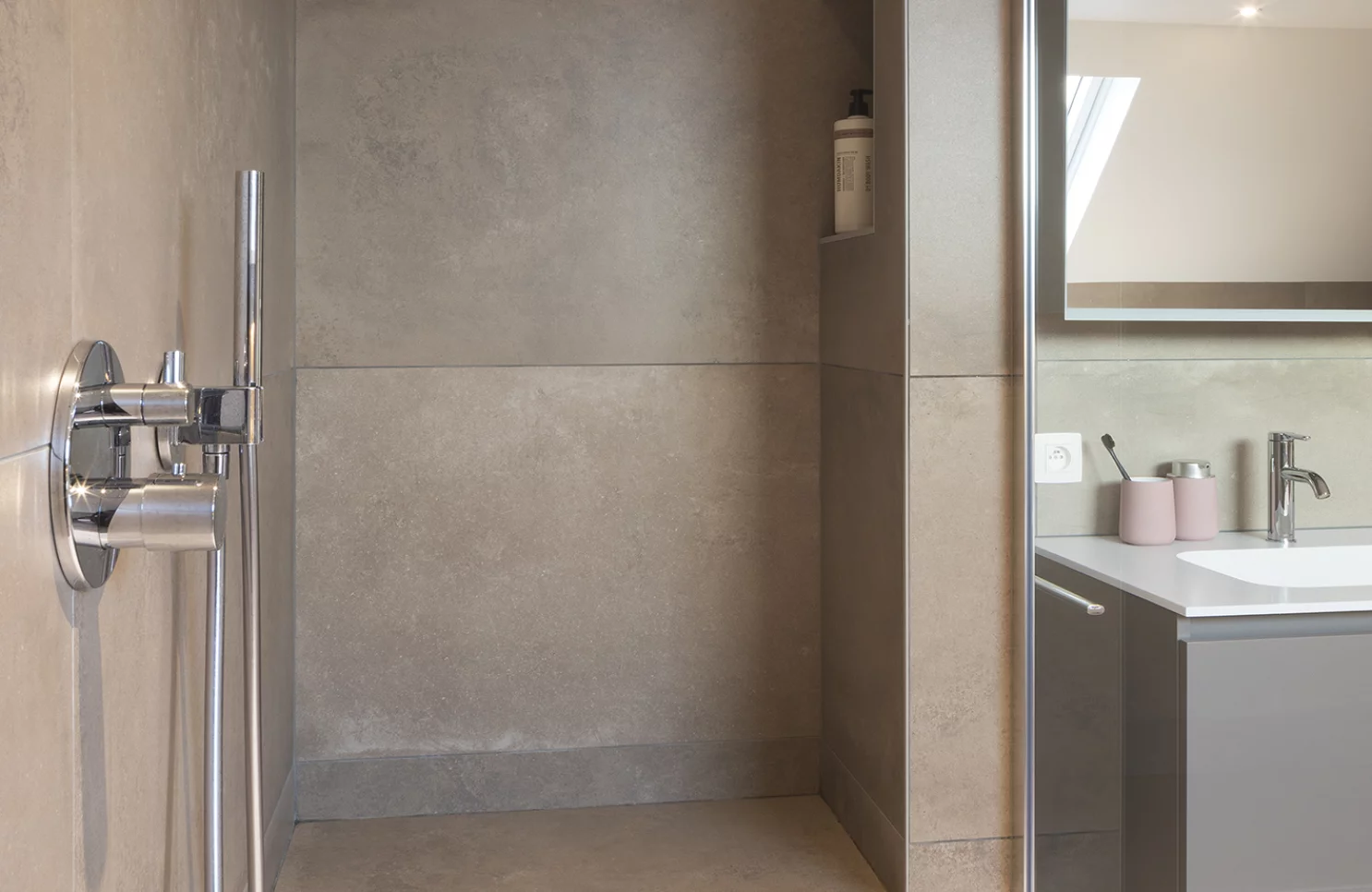 Badkamerrenovatie met ligbad, ruime douche en warme uitstraling in Minderhout