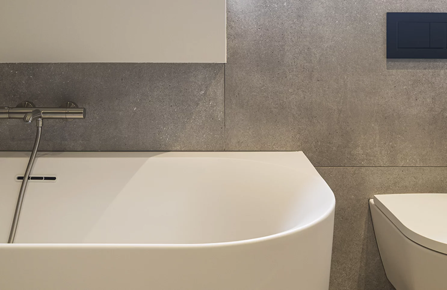 Lichte badkamerrenovatie met natuurlijke materialen en karakter in Meer