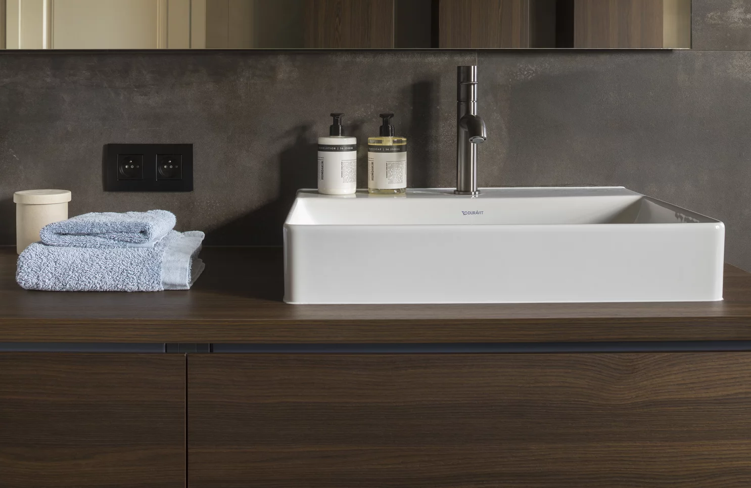 Hotel-chique badkamerrenovatie met notenhout in Minderhout