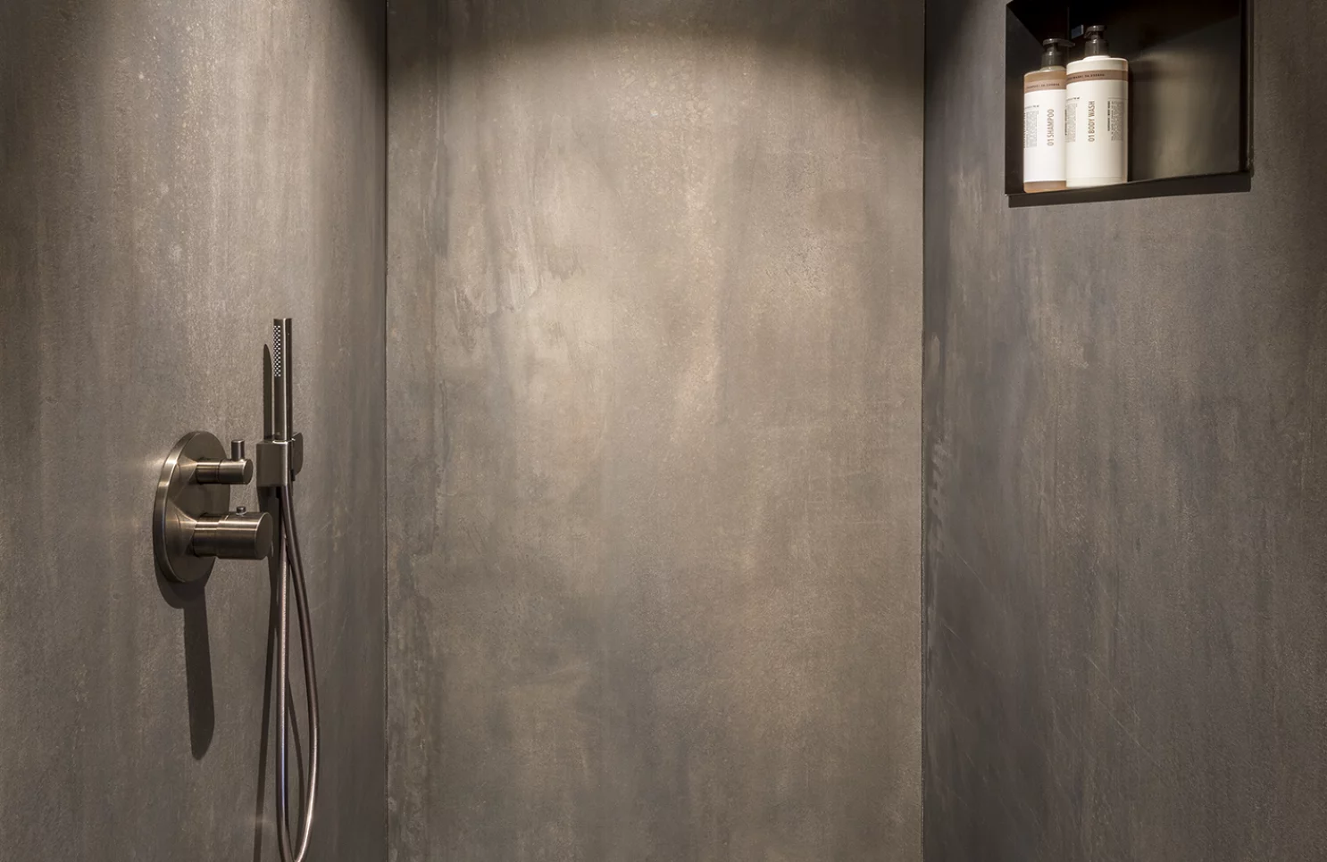 Hotel-chique badkamerrenovatie met notenhout in Minderhout