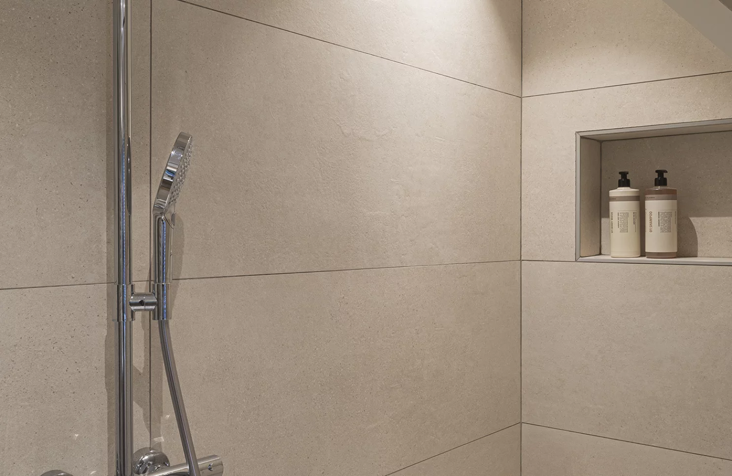 Slim ontworpen badkamer met warme sfeer en vernieuwd gastentoilet in Meer