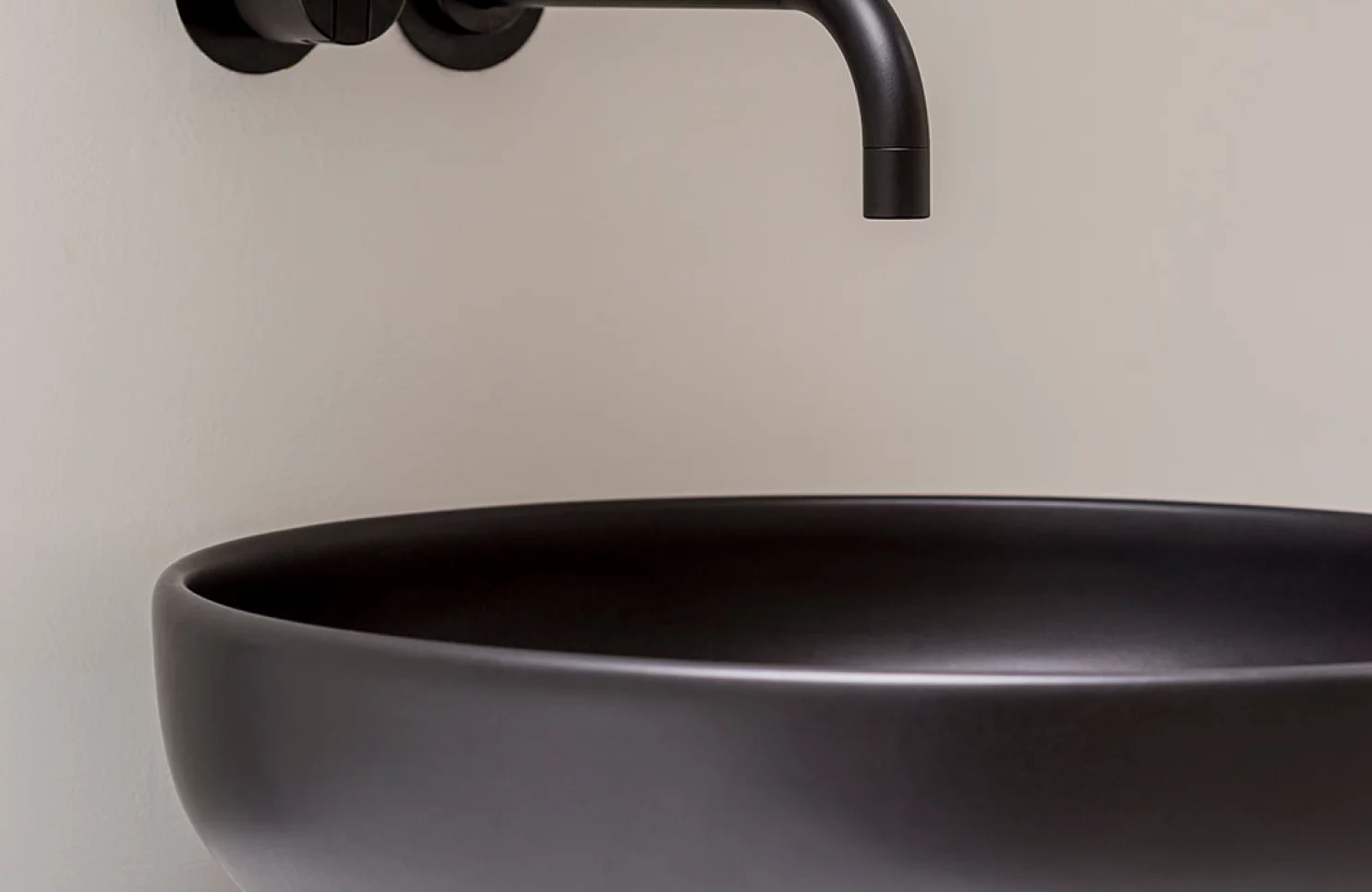 Renovatie gastenbadkamer in in strak zwart-wit te Wijnegem