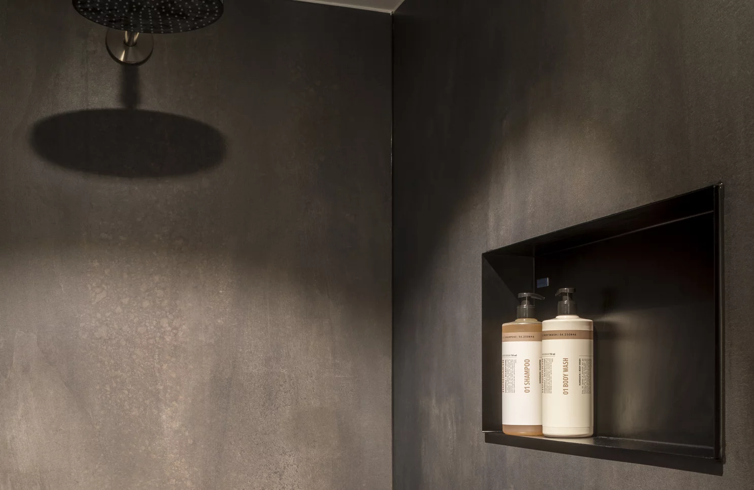 Hotel-chique badkamerrenovatie met notenhout in Minderhout