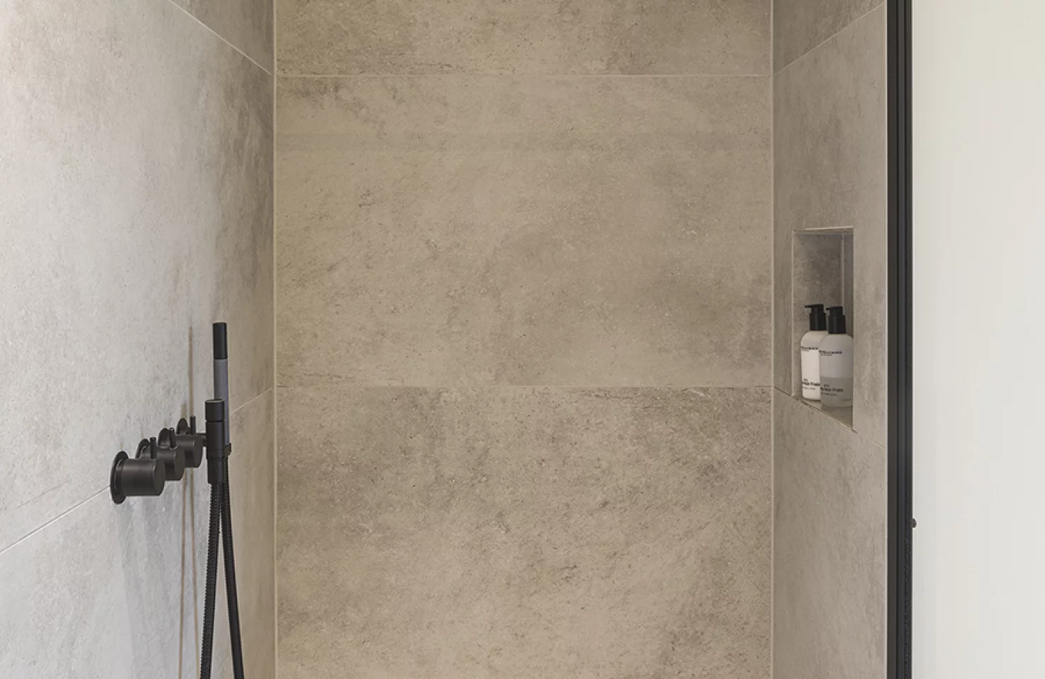 Strakke zwart-witte badkamer met tijdloze klasse in Hoogstraten