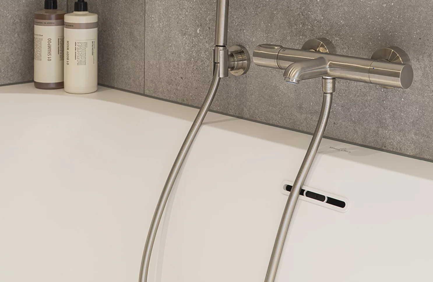 Lichte badkamerrenovatie met natuurlijke materialen en karakter in Meer