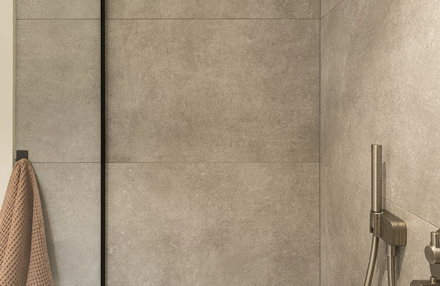 Lichte badkamerrenovatie met natuurlijke materialen en karakter in Meer