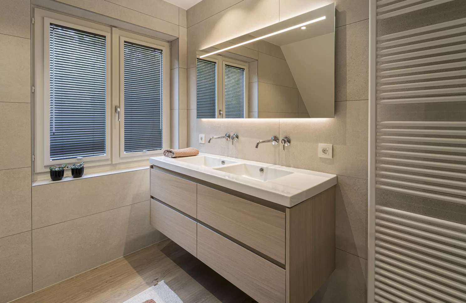 Slim ontworpen badkamer met warme sfeer en vernieuwd gastentoilet in Meer