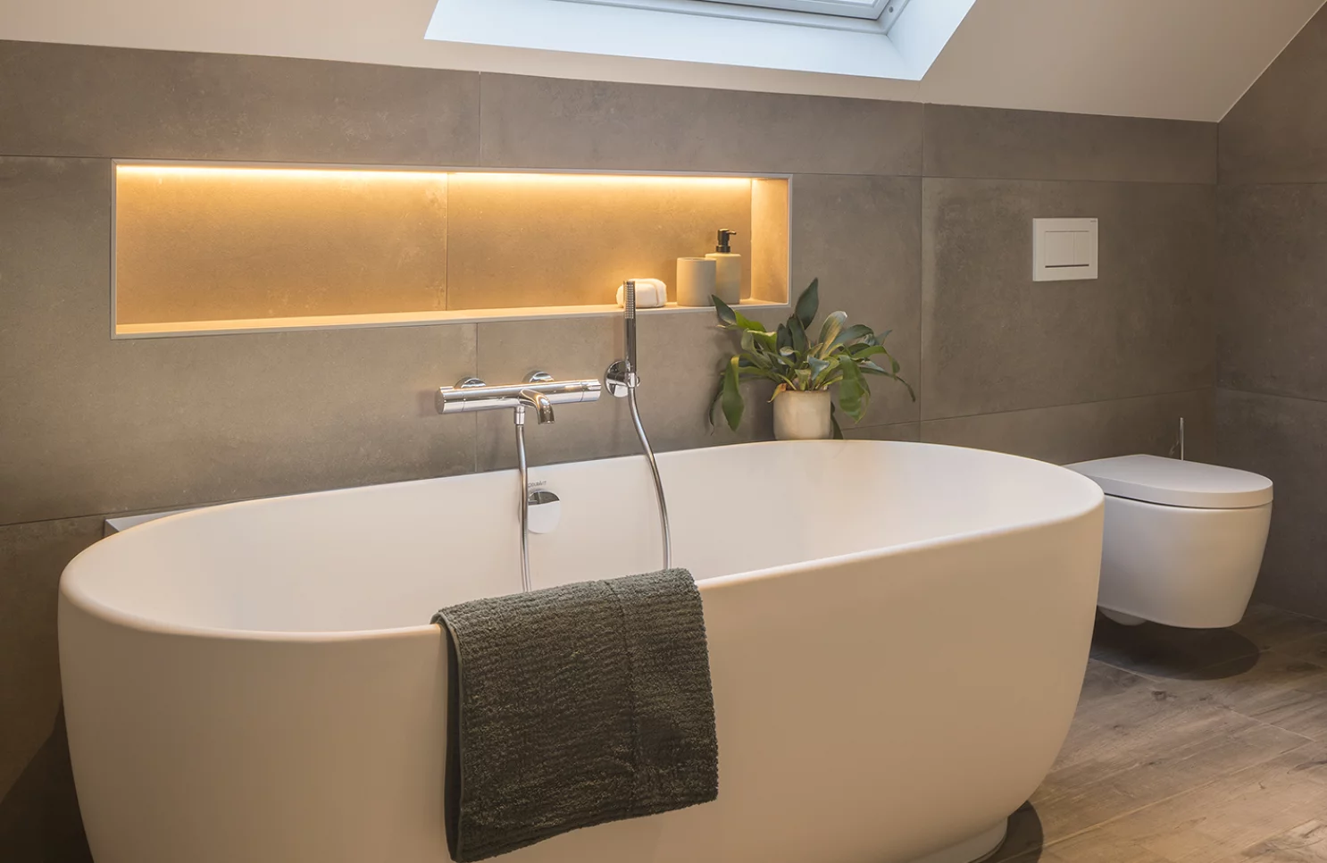 Badkamerrenovatie met ligbad, ruime douche en warme uitstraling in Minderhout