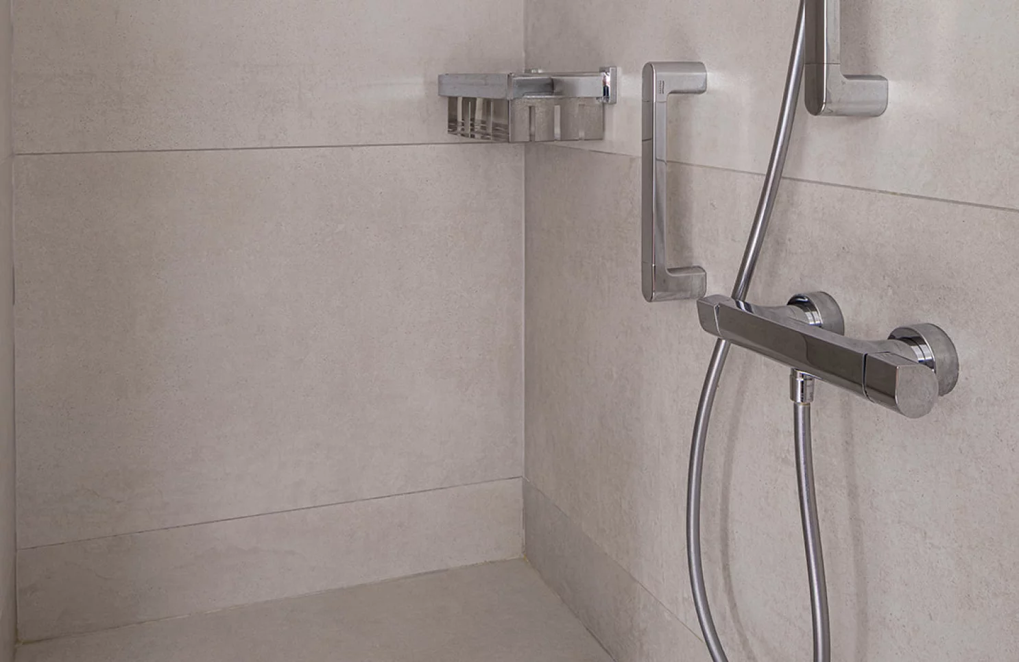 Comfortabele en elegante badkamerrenovatie met aandacht voor veilig bewegen te Brasschaat