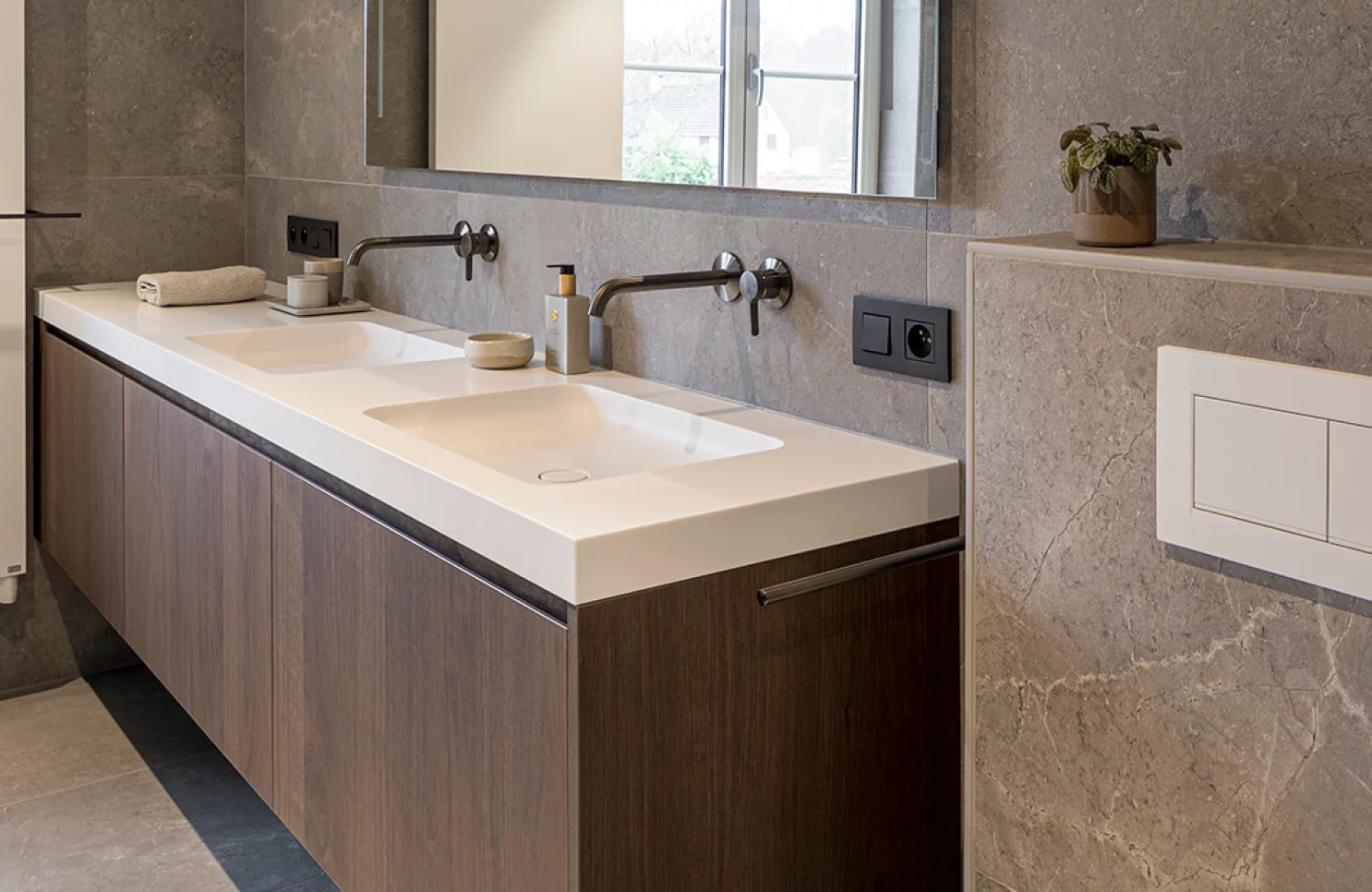 Warme en luxueuze badkamer in prachtige woning in Brasschaat