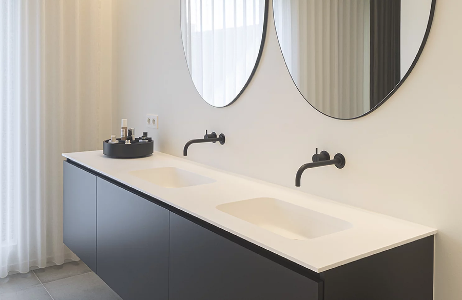 Strakke zwart-witte badkamer met tijdloze klasse in Hoogstraten