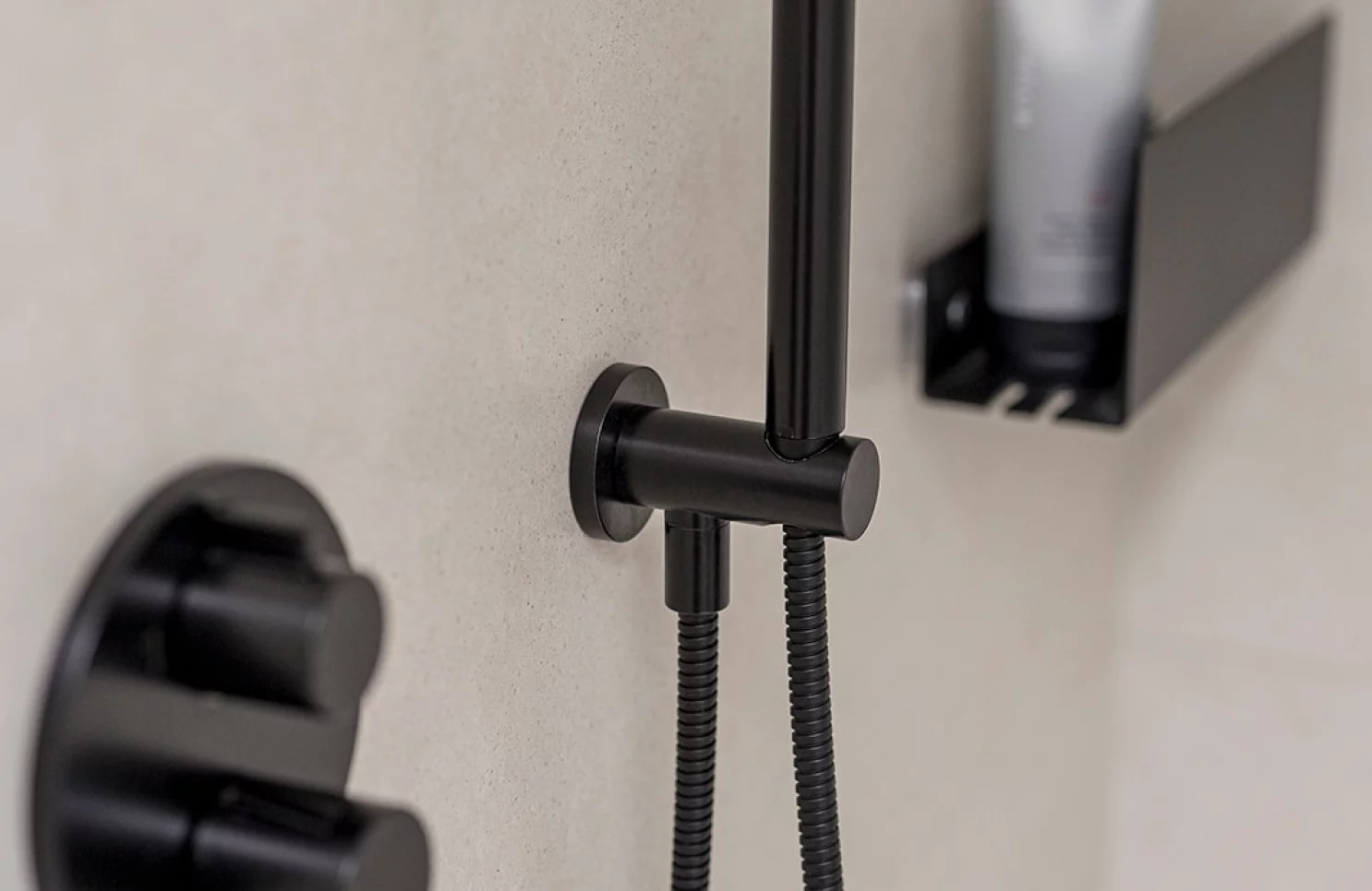 Renovatie gastenbadkamer in in strak zwart-wit te Wijnegem