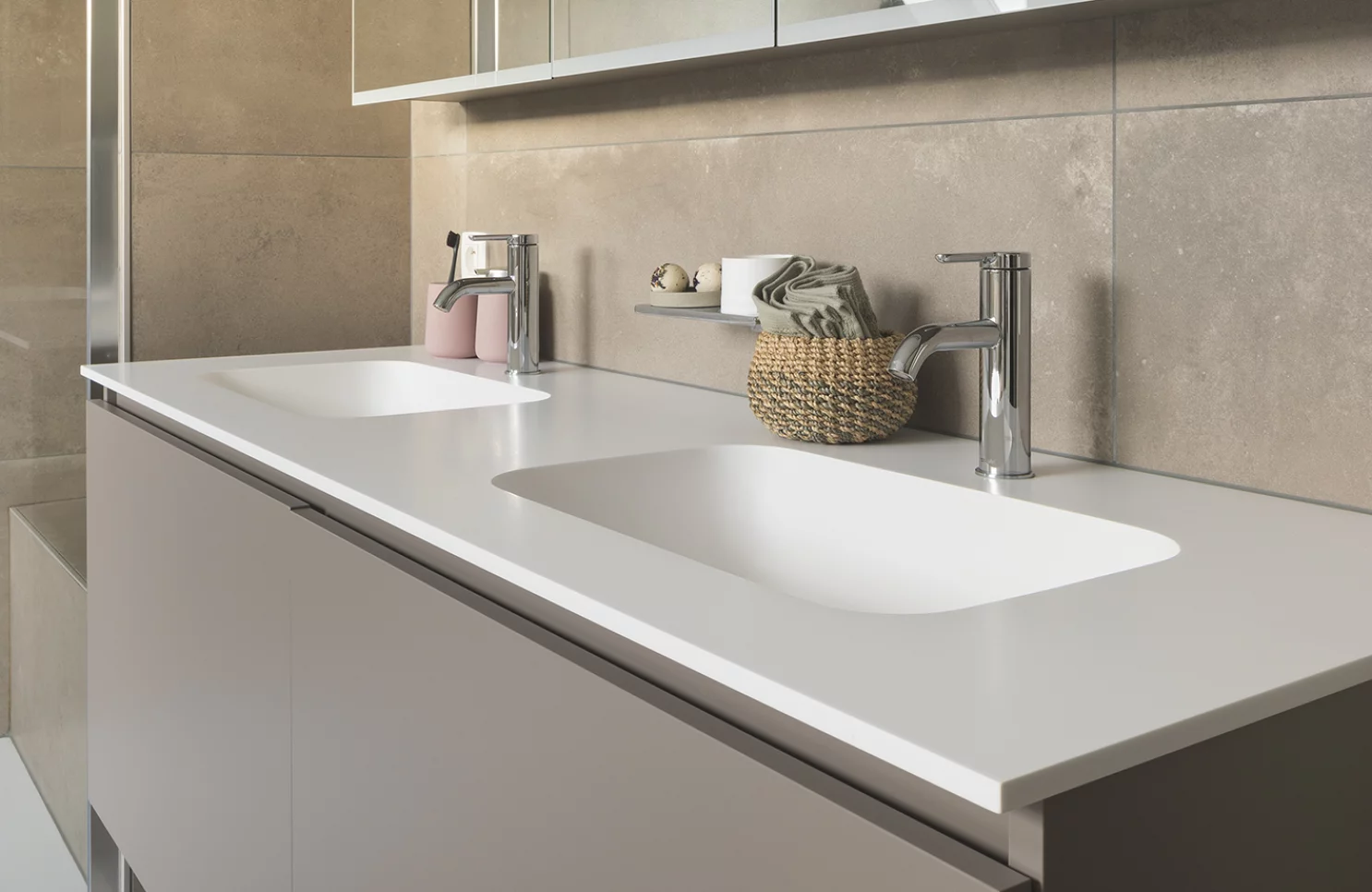 Badkamerrenovatie met ligbad, ruime douche en warme uitstraling in Minderhout